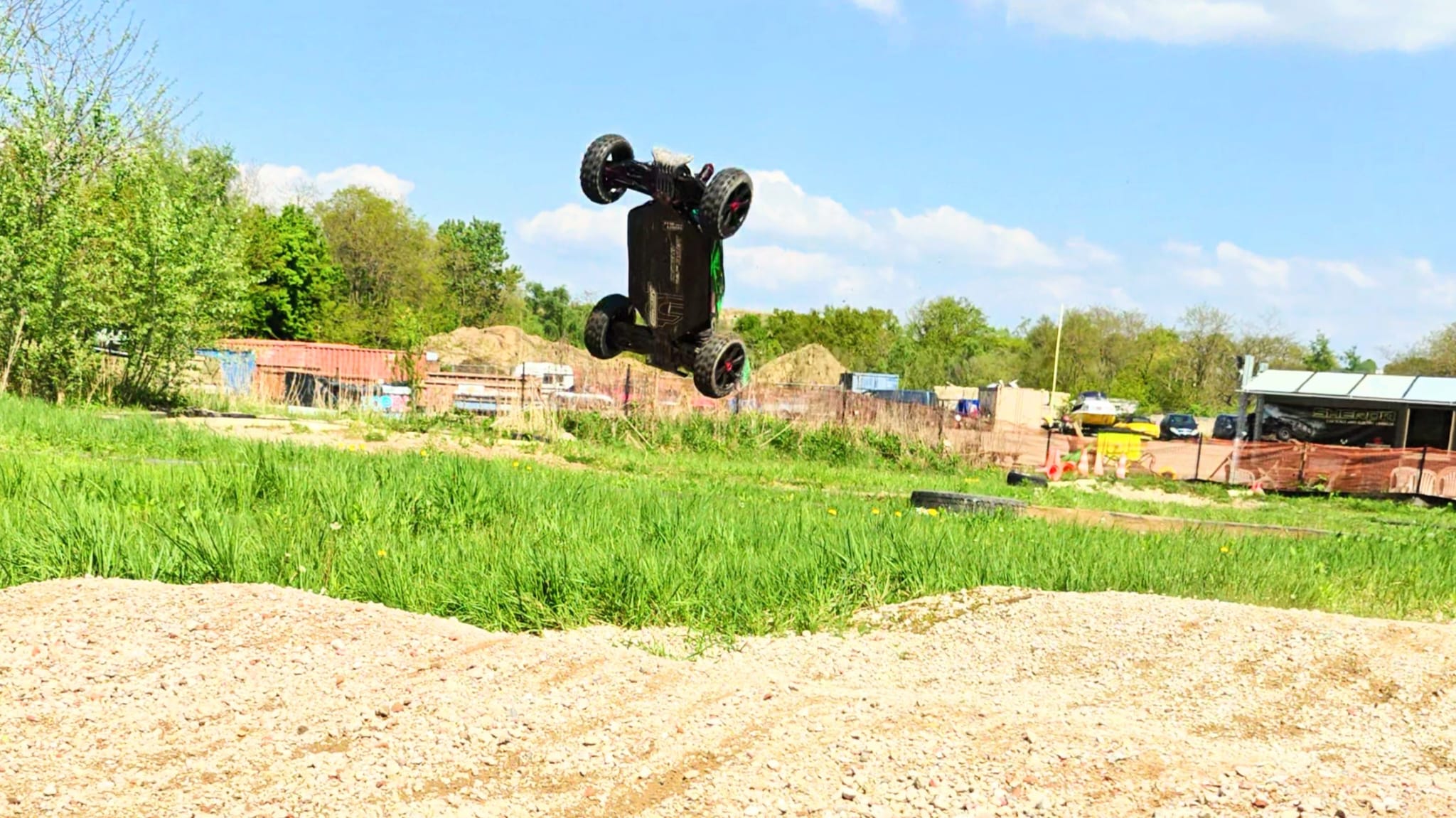 RC045 auto's springen over de jump