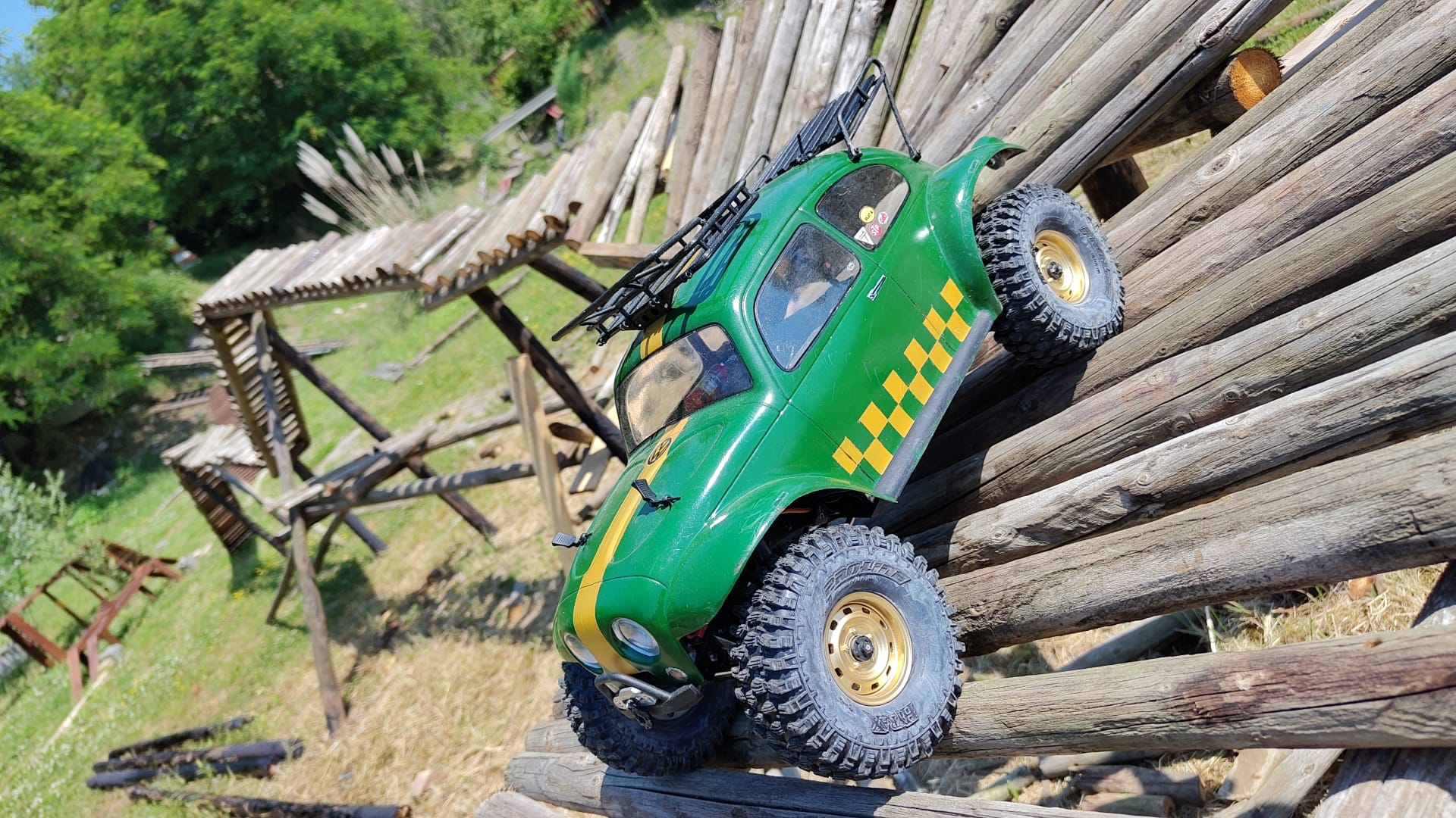 RC045 crawler in actie op het parcours