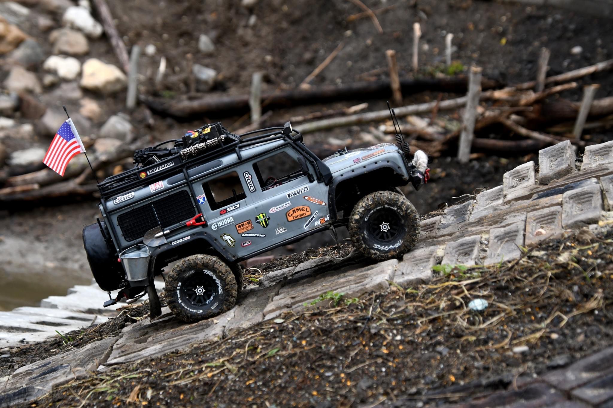 RC045 crawler met vlag